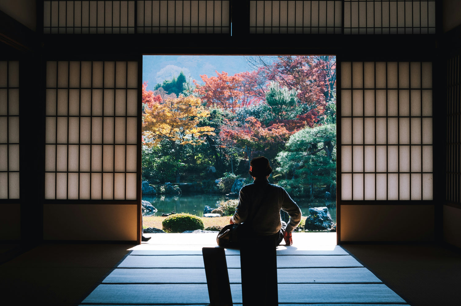 Ein Zen-Mönch, der in einem Tempel meditiert. Er lebt die Zen Tradition, die durch die Daruma Dolls ausgelebt werden. Diese Glücksbringer sind perfekt um Motivation für seine Ziele zu tanken. 